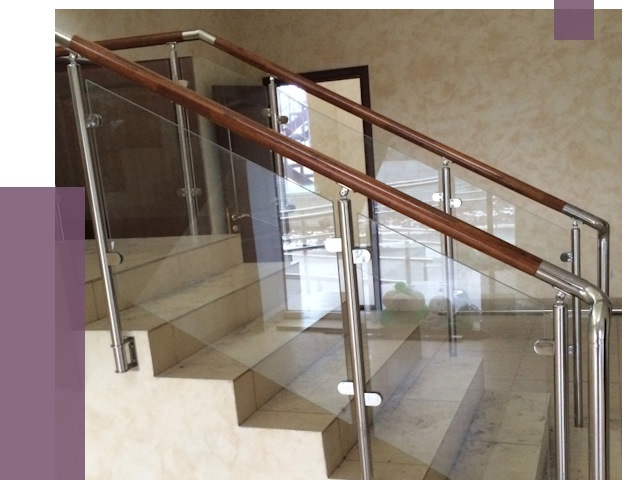 Комбинированные перила из металла и дерева в Серпухове