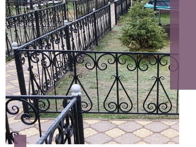 Кованые газонные ограждения под ключ в Серпухове